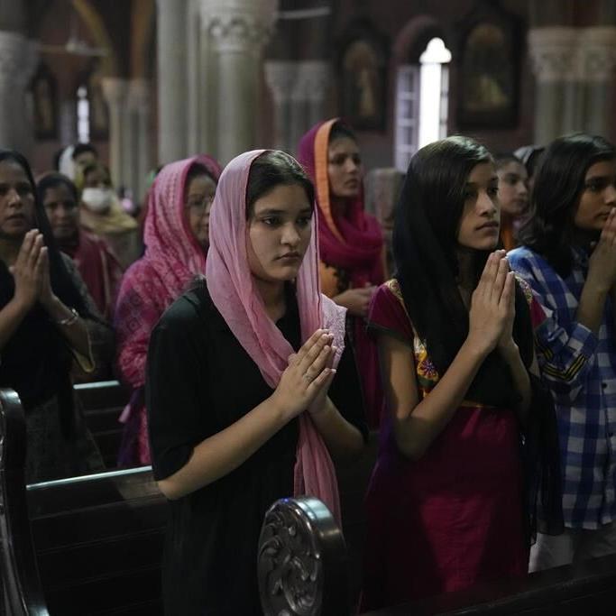 Pakistan hands out cash to Christians who lost homes in rioting over alleged desecration of Quran
